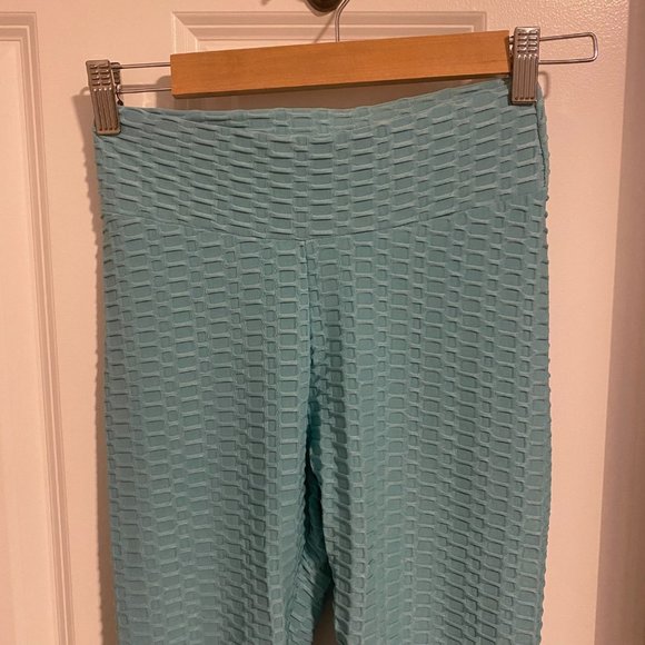 Light Blue Viral Butt Scrunch‎ Leggings - Size Small - Picture 2 of 4